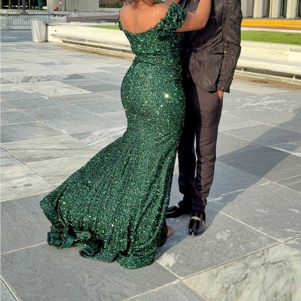 Gorgeous green dress by Abby Lee - Picture 4 of 8